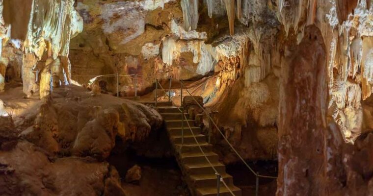 Descubre las impresionantes Cuevas del Águila en Ávila: un tesoro subterráneo.